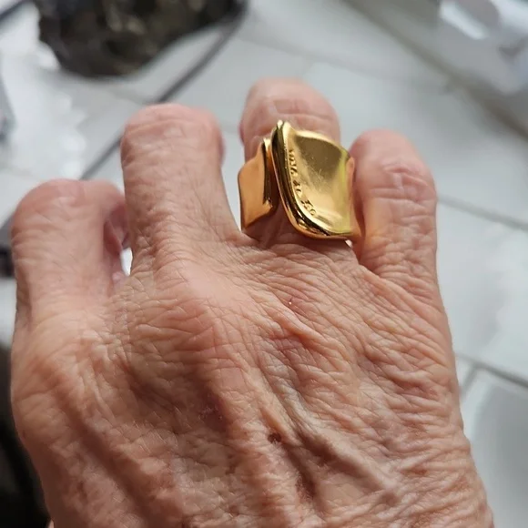 Uno De 50 Gold-Toned Ring - Picture 3 of 3